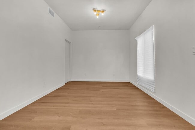 Building Photo - 414 S Ave 56