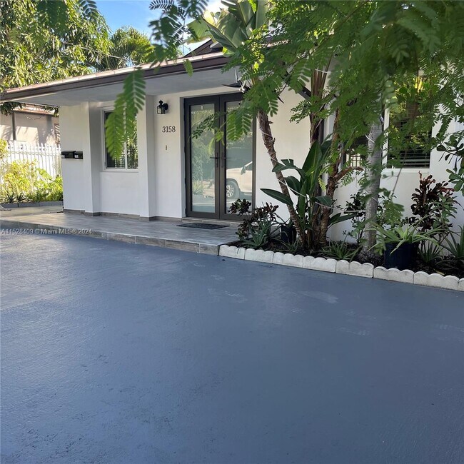 Foto del edificio - 3156 SW 16th St