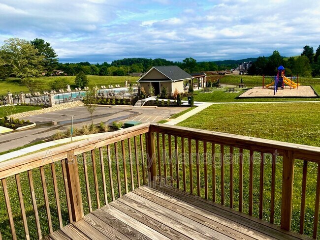 Building Photo - 1160 Cloud View Dr