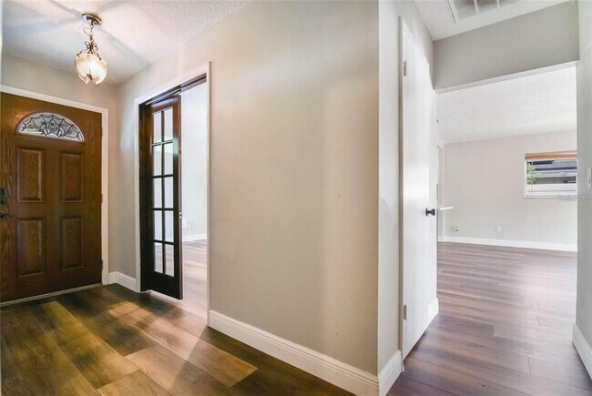 Foto del edificio - 725 Laurel Way