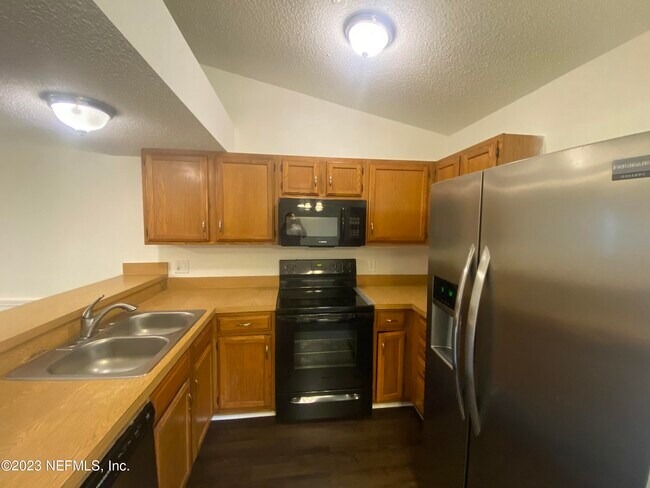 Building Photo - 3239 Meadowlea Cir N