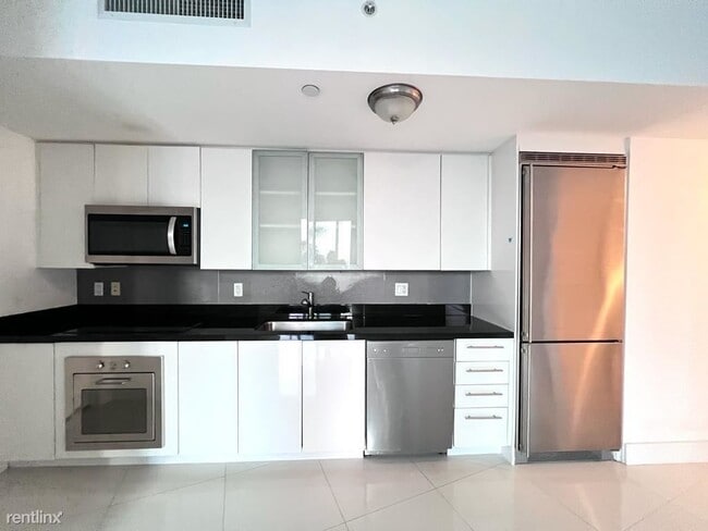 Building Photo - 2 br, 2 bath Condo - 92 SW 3rd St Apt 1406