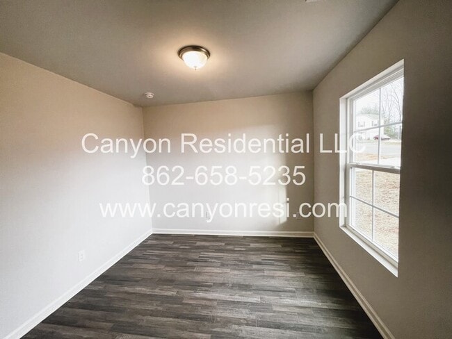 Building Photo - 706 Quail Ln