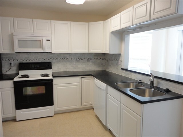 Building Photo - 9894 Suncoral Cir