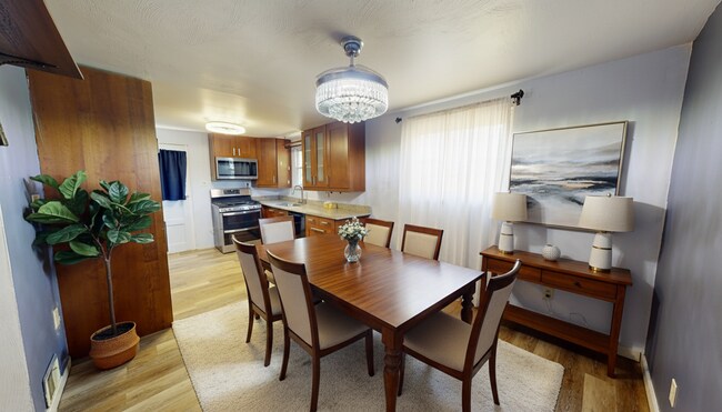 Foto del edificio - Quaint home with flexible layout, updated kitchen, and a private-feeling backyard in convenient W...