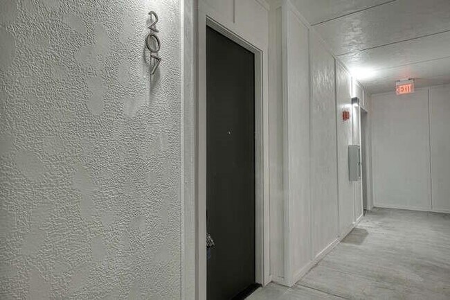 Building Photo - 207 W Johanna St