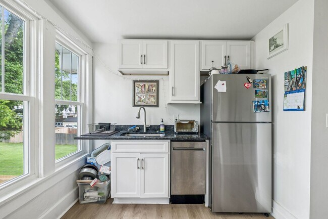 Foto del edificio - Charming Renovated 2BR/1BA Duplex in 1940s...