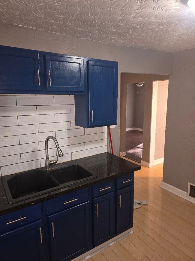 Foto del edificio - Everything You Need 2 Bedroom Home