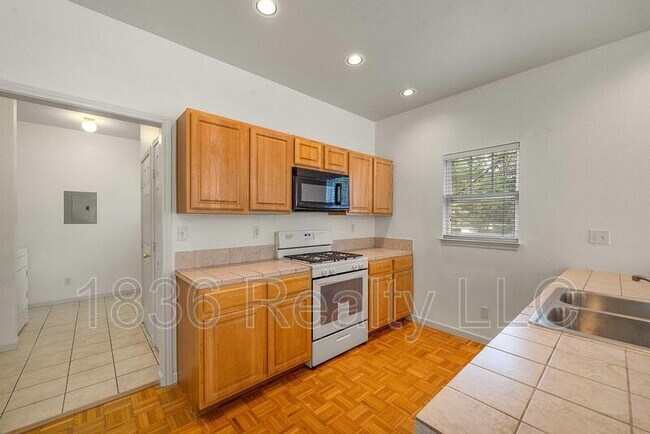 Foto del edificio - 2108 E 14th St