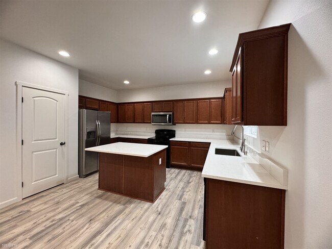 Building Photo - 4 br, 2.5 bath House - 508 Field Place Nor...