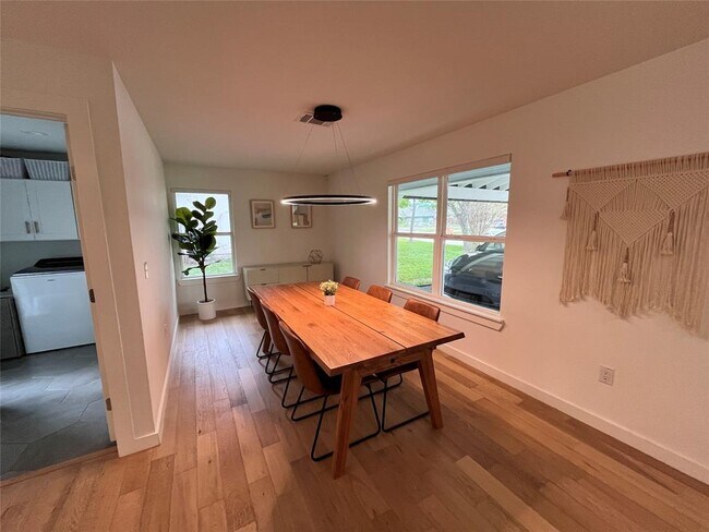 Foto del edificio - 6216 Brookside Dr