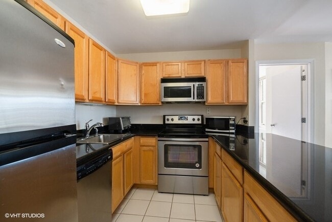 Building Photo - 525 W Hawthorne Pl
