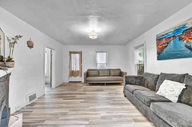 Building Photo - 427 E 156th St