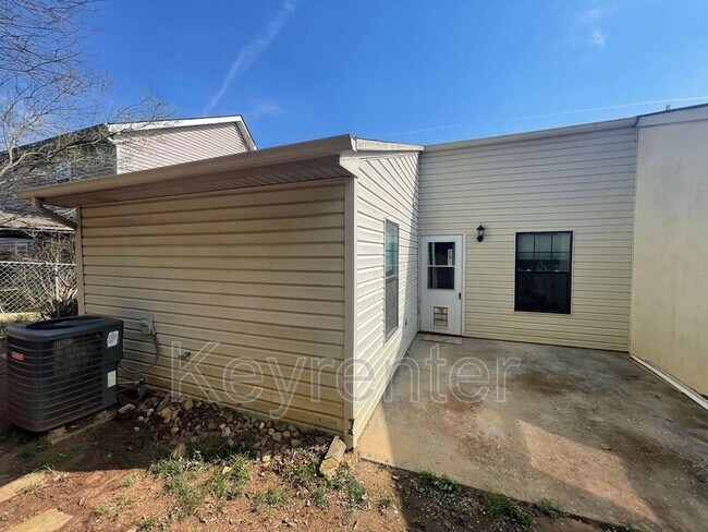 Foto del edificio - 2049 Countryhill Ln