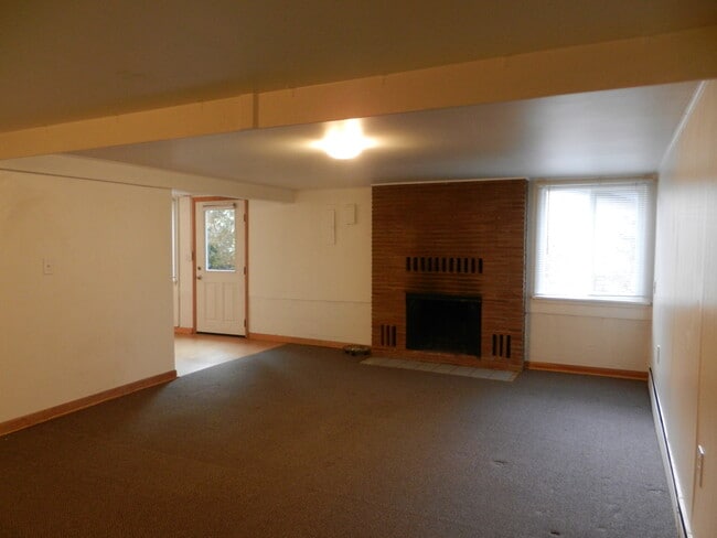 Main room 14X21 FT - 217 18th Ave