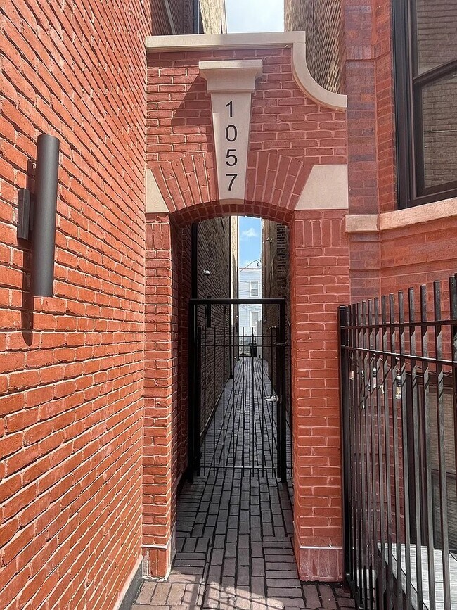 Foto del edificio - 1057 N Wolcott Ave
