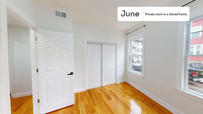 Foto del edificio - Private bedroom in 4 bed/2 bath Home