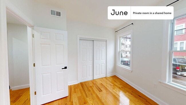 Building Photo - Private bedroom in 4 bed/2 bath Home