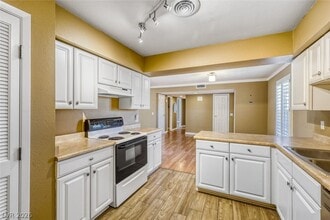 Building Photo - 3173 Pinehurst Dr