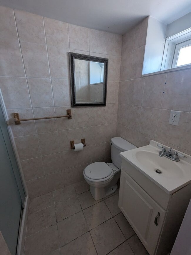Building Photo - Large Home - Holmesburg