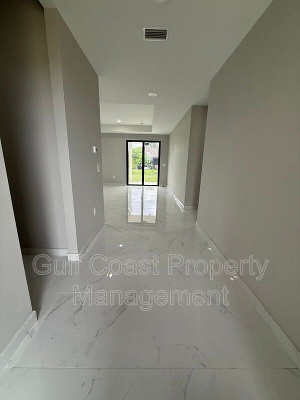 Building Photo - 2052 NE 18th Terrace