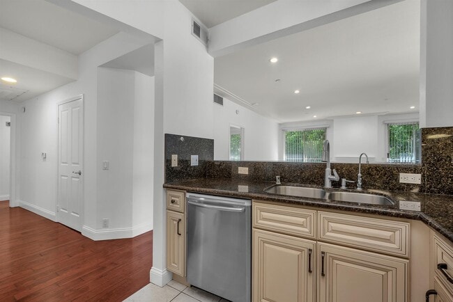 Building Photo - 117 S Clark Dr