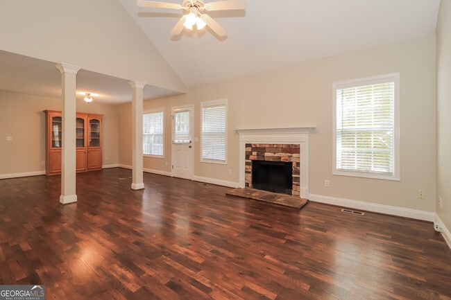 Building Photo - 13 Windrush Dr