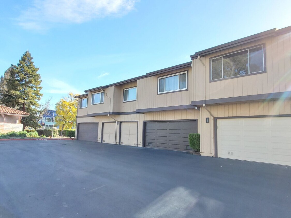 Foto principal - Upstairs Condo with 2 Car Garage, Fresh Pa...