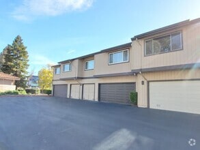 Building Photo - 10 Silcreek Dr