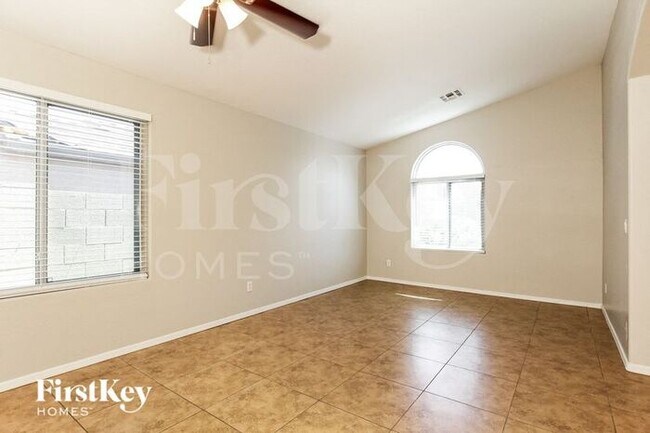 Foto del edificio - 15056 W Taylor St