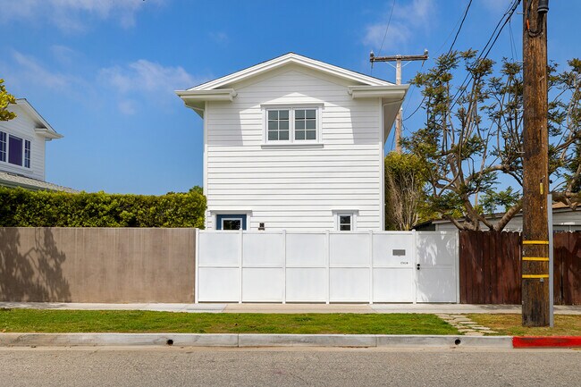 Building Photo - 1702 Pine St