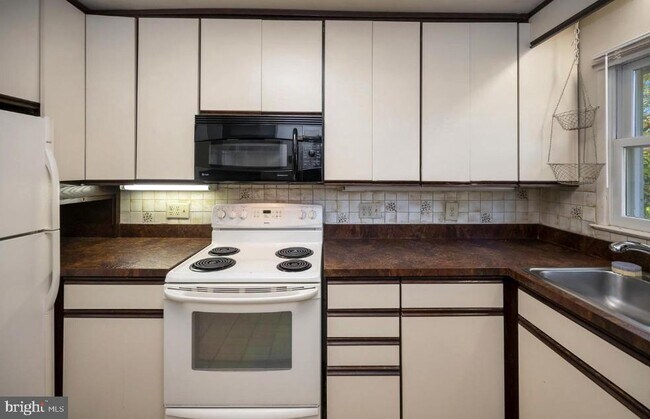 Foto del edificio - 6507 Byron Ave