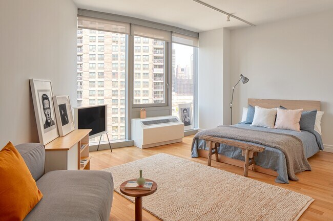 Building Photo - 550 W 54th St