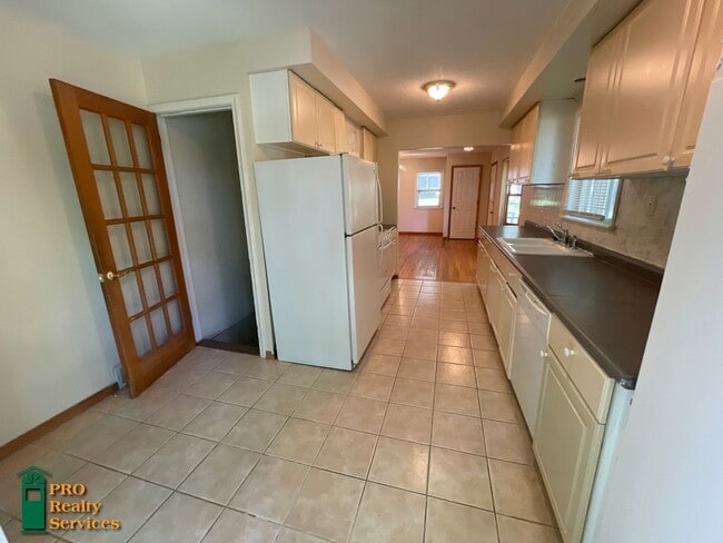 Building Photo - 4 Bedroom Home One Block from Medicine Lake