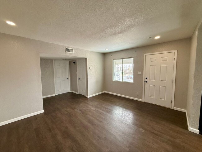 Building Photo - 5593 Hunt Ct