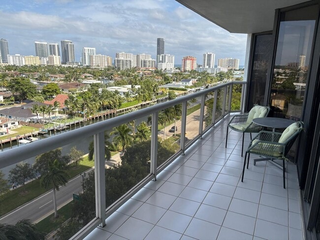 Foto del edificio - 3600 Yacht Club Dr