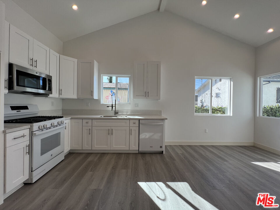 Foto principal - 8642 Baring Cross St