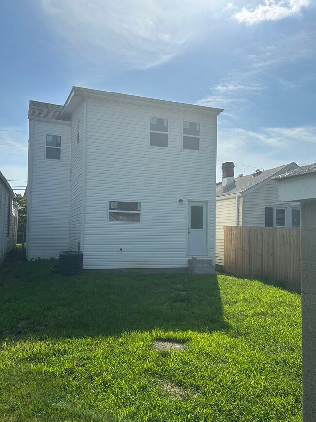 Patio trasero, entrada trasera - 2141 Bradley Ave