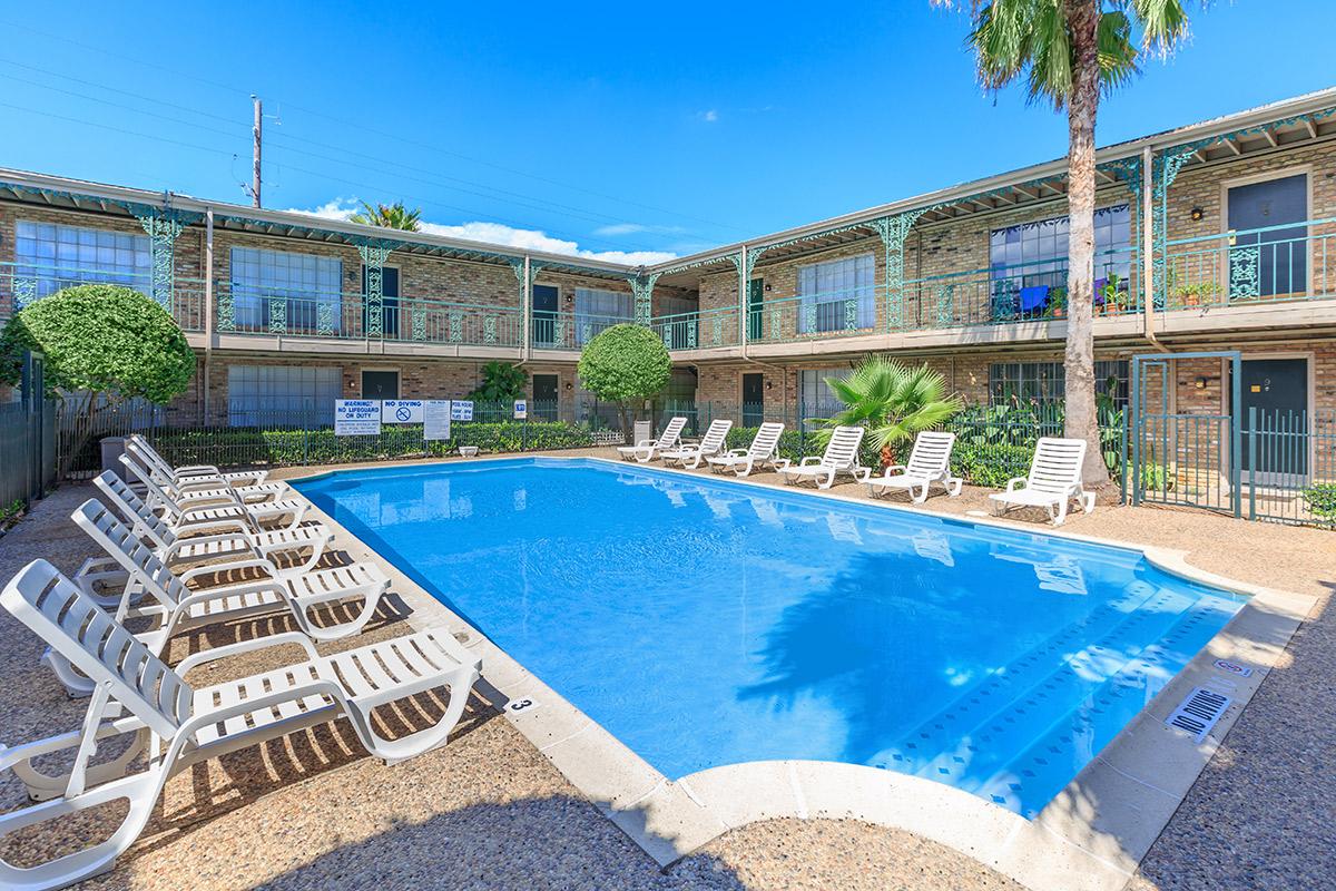 Sparkling Pool - Tanglewood Place Apartments