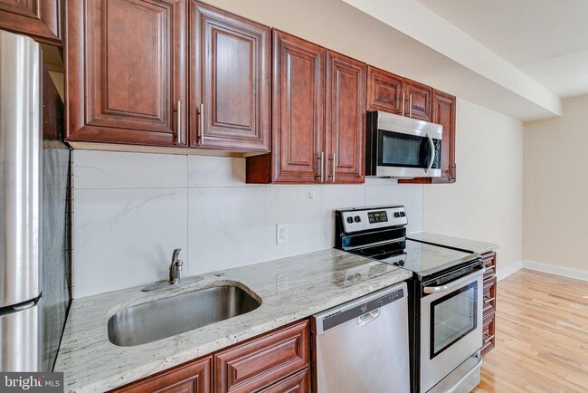 Building Photo - 605 N 34th St