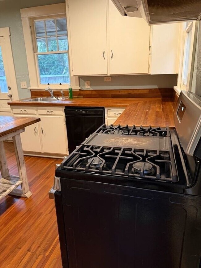 Foto del edificio - Midtown Bungalow 2BR House in Columbus Near Park