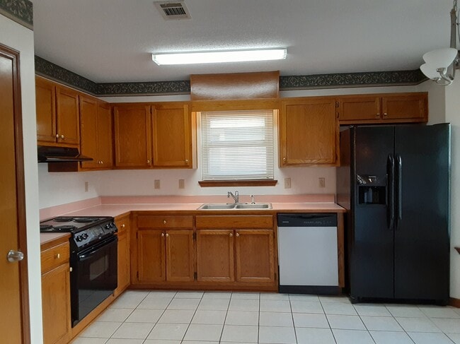 Building Photo - 1933 Estival St