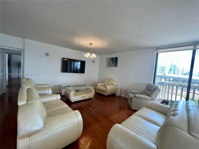 Foto del edificio - 19355 Turnberry Way