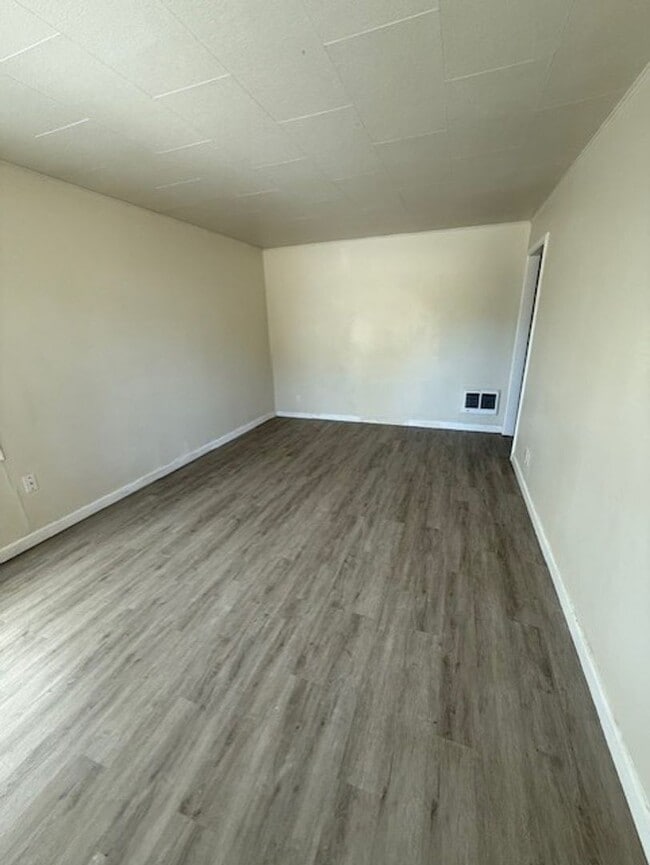 Building Photo - 2 Bedroom, 1 bath Duplex