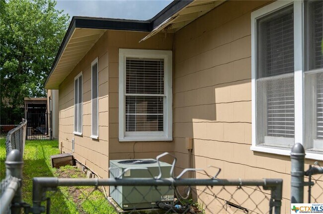 Building Photo - 491 W Nacogdoches St