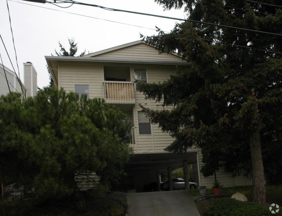 Foto principal - 9227 Interlake Ave