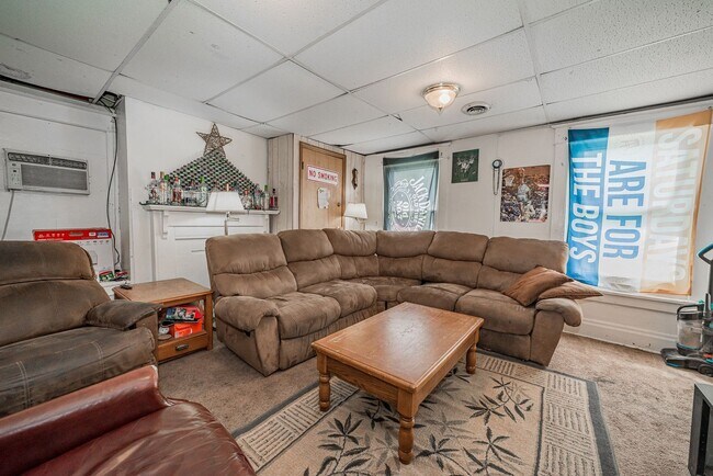 Foto del edificio - Huge 5 Bed/2.5 Bath House- Downtown - Avai...