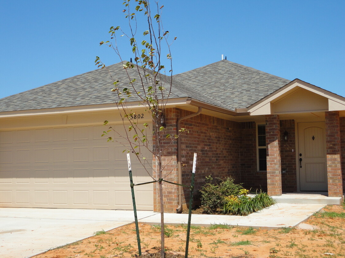 Foto principal - 3 bedroom, 2 bathroom, 2 car garage Mustan...