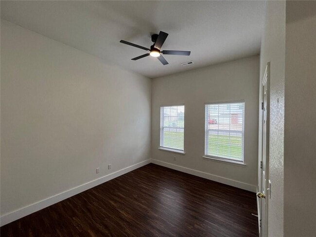 Building Photo - 985 N Daisy Ln