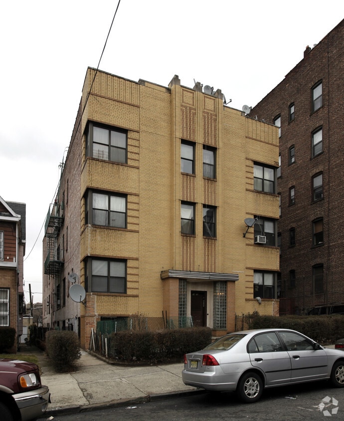 Primary Photo - 84-86 Highland Ave